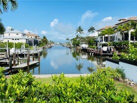 564 107th Ave N in Naples, FL - Building Photo