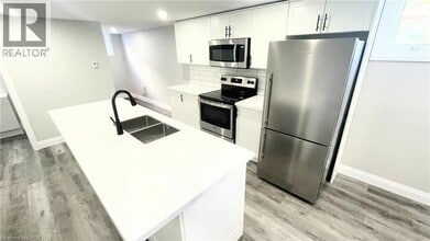 242 W 17th St in Hamilton, ON - Building Photo - Building Photo