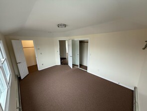 9024 Spritz Rd, Unit 2 in Ozone Park, NY - Foto de edificio - Building Photo