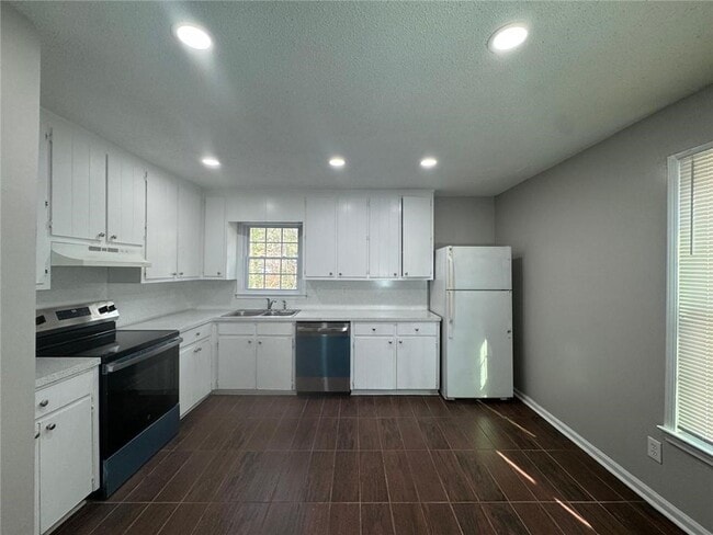 385 Holly Ridge Dr NW in Lilburn, GA - Building Photo - Building Photo