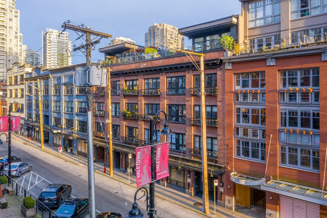 1055 Mainland St in Vancouver, BC - Building Photo