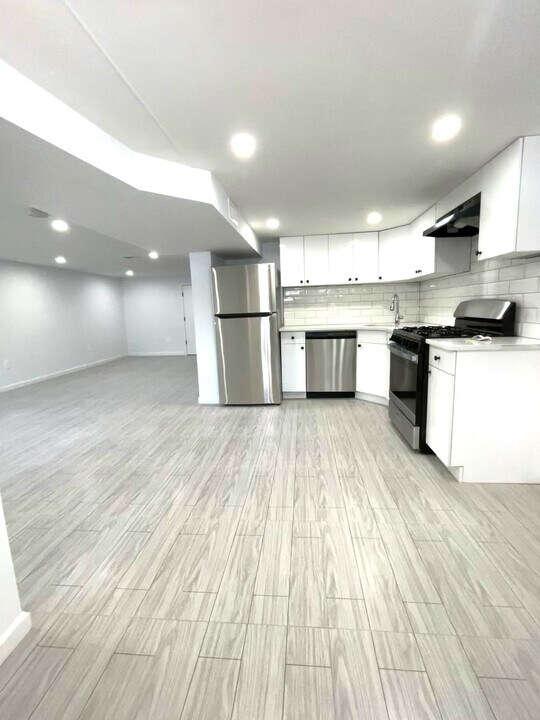 10517 101st Rd, Unit 1 in Ozone Park, NY - Foto de edificio