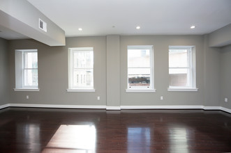 208-210 E Redwood St in Baltimore, MD - Building Photo - Interior Photo