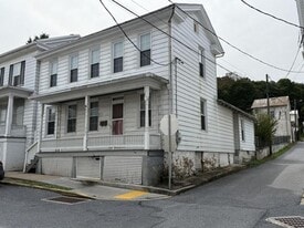 33 N 5th St in Newport, PA - Building Photo