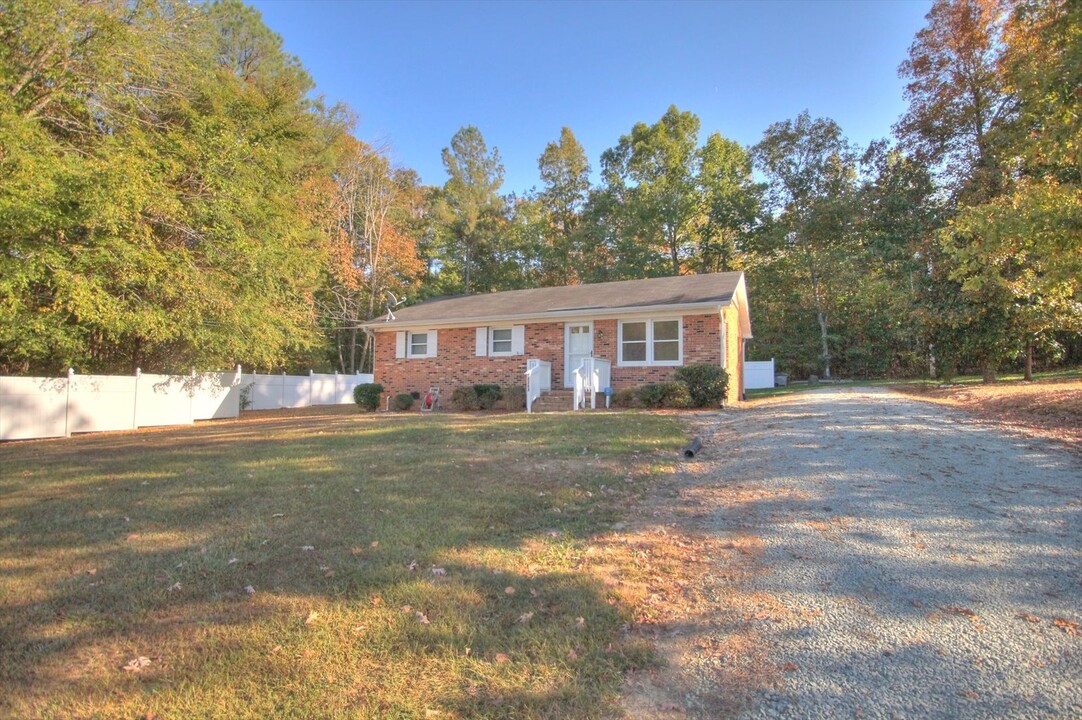 2203 St Marys Rd in Hillsborough, NC - Building Photo