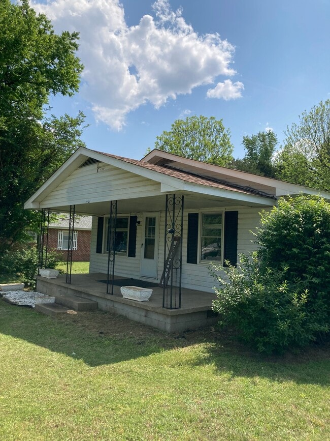 property at 605 N Main St