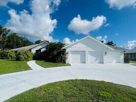 5638 Country Lakes Dr in Sarasota, FL - Building Photo