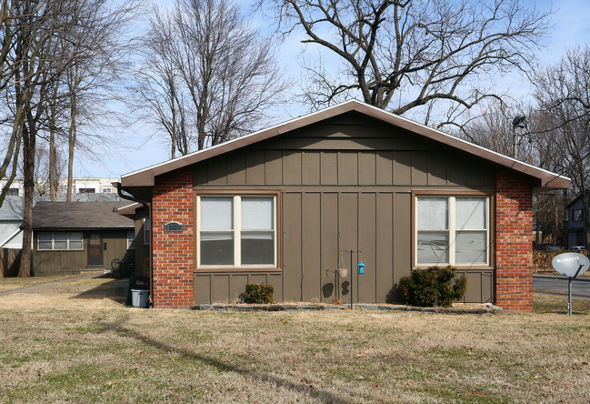 1047 E Walnut St in Springfield, MO - Building Photo - Building Photo