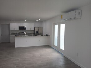 309 Shore Rd, Unit C in Nokomis, FL - Building Photo - Building Photo