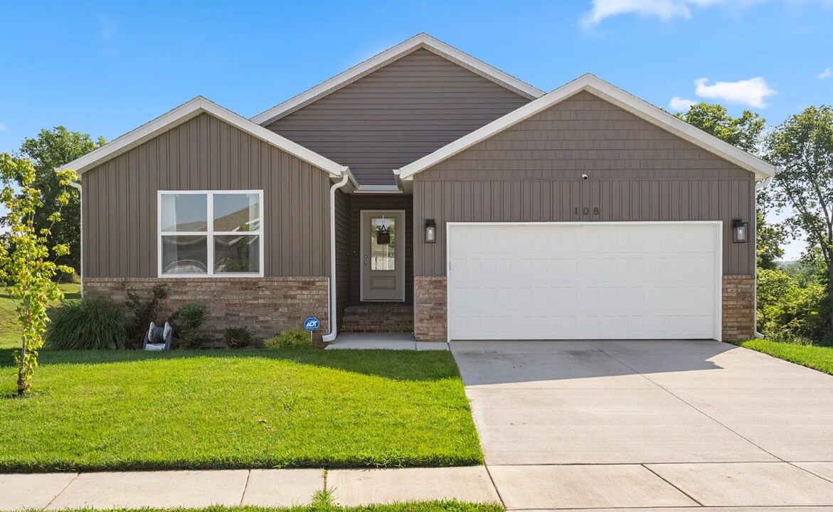 108 N Bison Ct in Nixa, MO - Building Photo