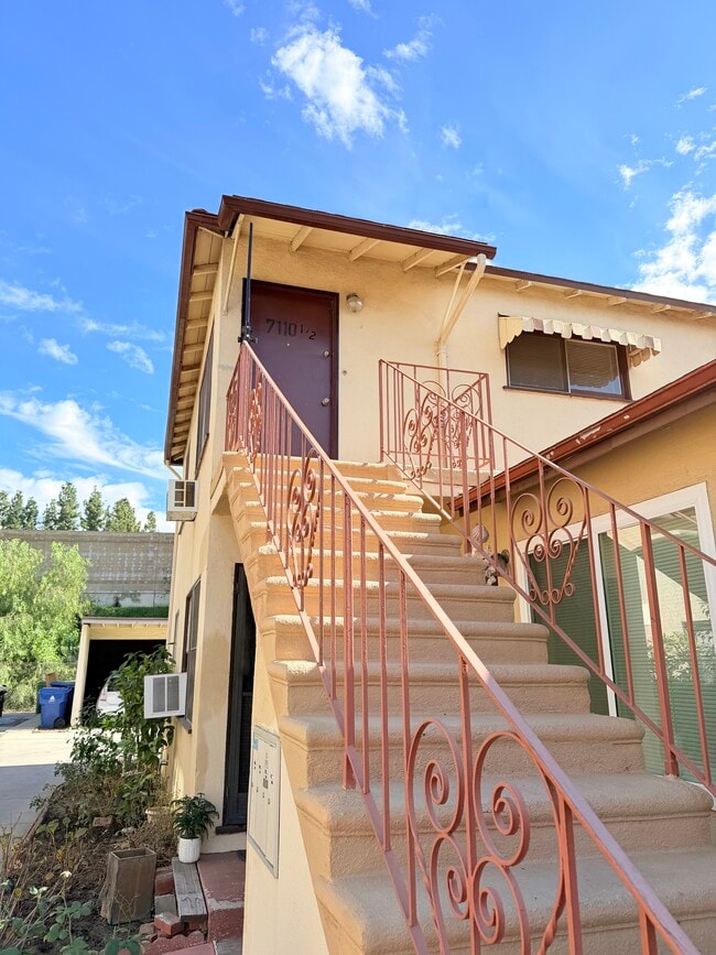 7110 1/2 Haskell Ave in Van Nuys, CA - Foto de edificio - Building Photo
