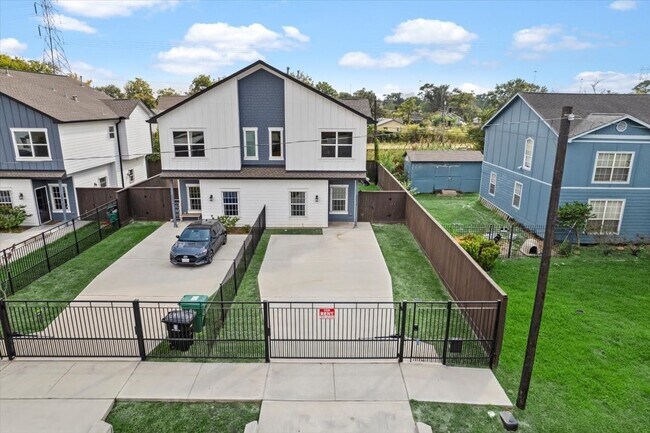 2002 Lynnfield St in Houston, TX - Building Photo - Building Photo