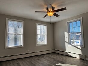 74 Hamlet Ave, Unit 1F in Woonsocket, RI - Foto de edificio - Building Photo