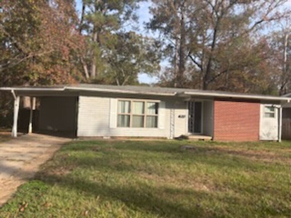 3078 Oak Forest Dr in Jackson, MS - Building Photo