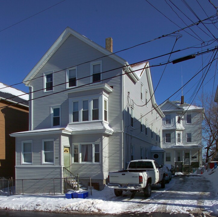 502-504 4th St in Fall River, MA - Building Photo