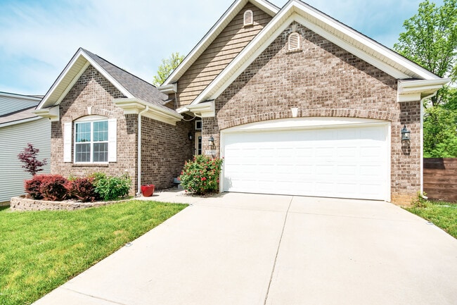 1041 Autumn Crest Ln in Louisville, KY - Building Photo - Building Photo