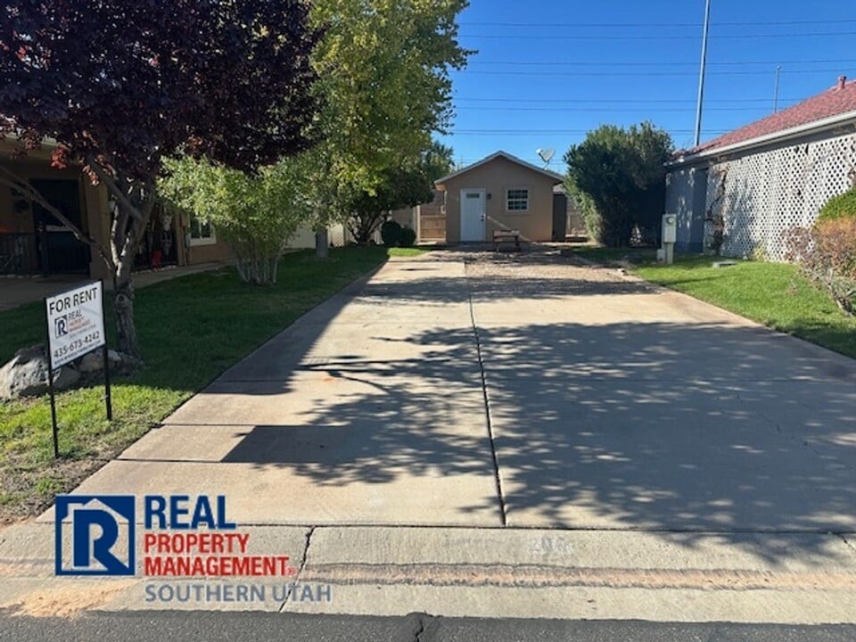 2990 E Riverside Dr in Saint George, UT - Foto de edificio