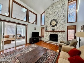 811 Paddock Ct in Hawley, PA - Building Photo - Building Photo