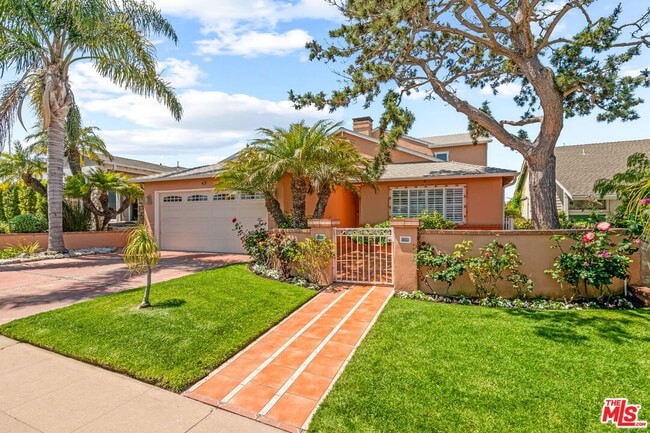 8221 Delgany Ave in Los Angeles, CA - Foto de edificio - Building Photo