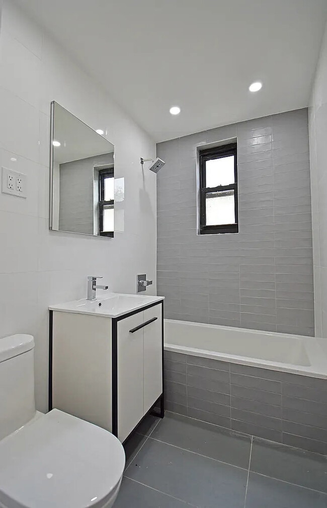 52-18 39th Ave in Queens, NY - Building Photo - Building Photo