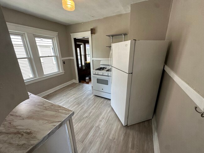1302 W 102nd St, Unit DN in Cleveland, OH - Building Photo - Building Photo