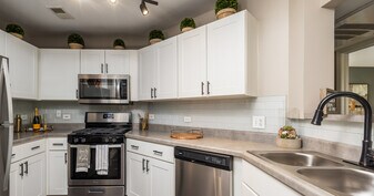 Legacy at Fox Valley Apartments in Aurora, IL - Building Photo