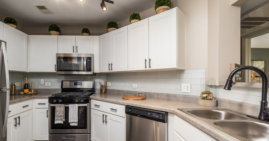 Legacy at Fox Valley Apartments in Aurora, IL - Building Photo