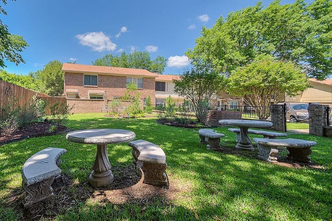 520 Pecan Acres Ct in Arlington, TX - Foto de edificio - Building Photo