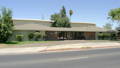 1409-1413 Howard Rd in Madera, CA - Foto de edificio - Building Photo