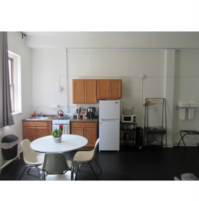 245 W North Ave, Unit 209 in Chicago, IL - Foto de edificio - Building Photo