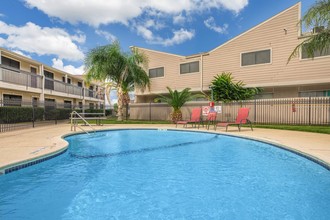 Queens Lane in Pasadena, TX - Foto de edificio - Building Photo