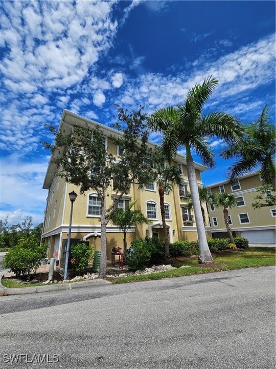 10070 Lake Cove Dr in Ft. Myers, FL - Building Photo