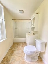 147 Union St, Unit 1F in East Bridgewater, MA - Foto de edificio - Building Photo