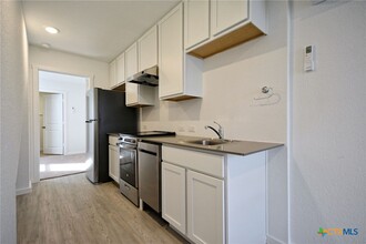 5023 Daisy Blossom in Converse, TX - Foto de edificio - Building Photo