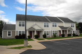 Village Court in Dover, PA - Foto de edificio - Building Photo