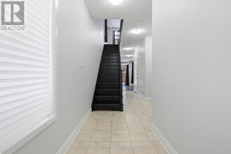 193 Huguenot Rd in Oakville, ON - Building Photo - Building Photo