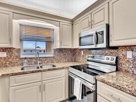 333 SE 20th Ave, Unit 2 in Deerfield Beach, FL - Building Photo