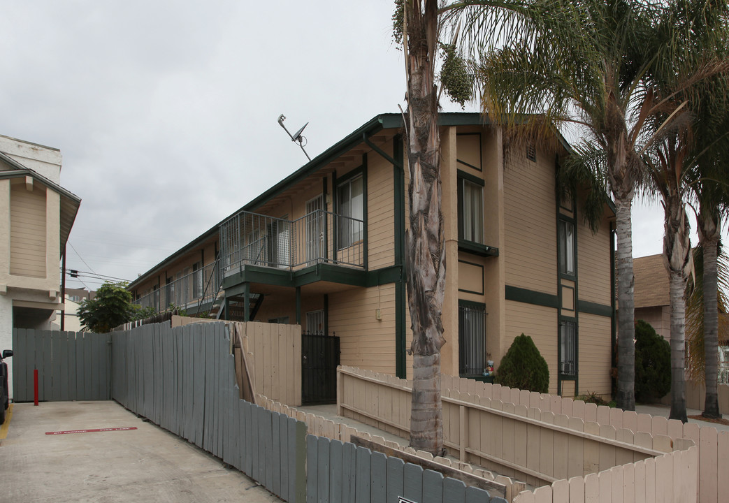 4068 44th St in San Diego, CA - Foto de edificio