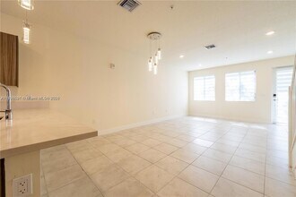 6425 NW 103rd Pl, Unit 107 in Doral, FL - Building Photo - Building Photo