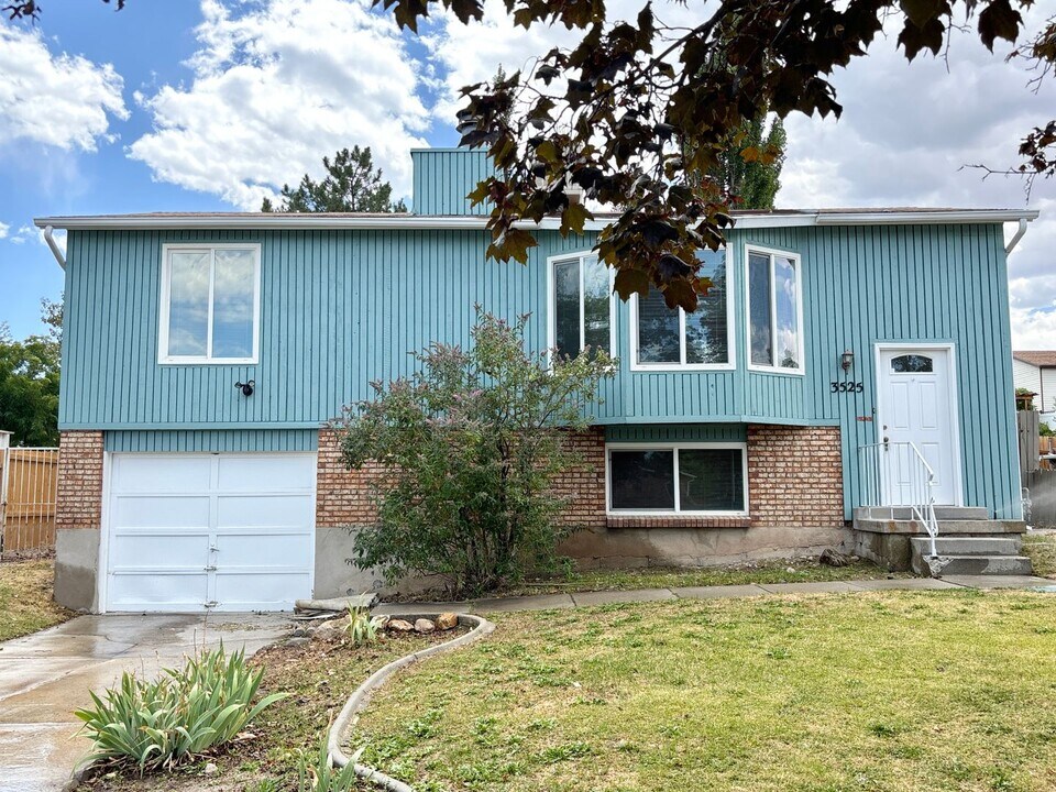 3525 W Danube Dr in Salt Lake City, UT - Building Photo