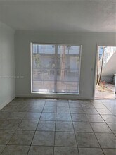 105 NE 12th Ave in Hallandale Beach, FL - Foto de edificio - Building Photo