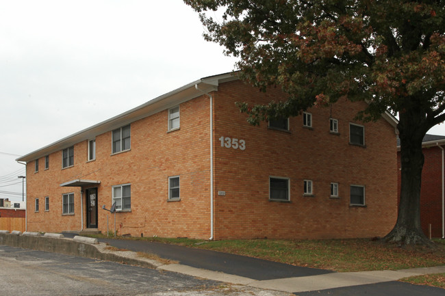 Royal Court Apartments in Lexington, KY - Building Photo - Building Photo