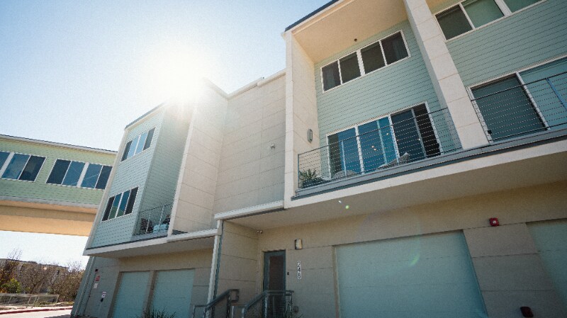 604 N Bluff Dr in Austin, TX - Building Photo