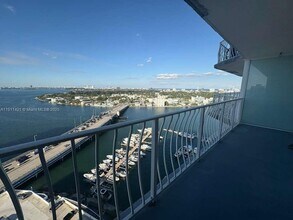 7601 E Treasure Dr in North Bay Village, FL - Building Photo - Building Photo