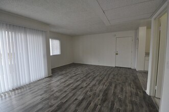 13800 Sherman Way, Unit 102 in Los Angeles, CA - Building Photo - Building Photo