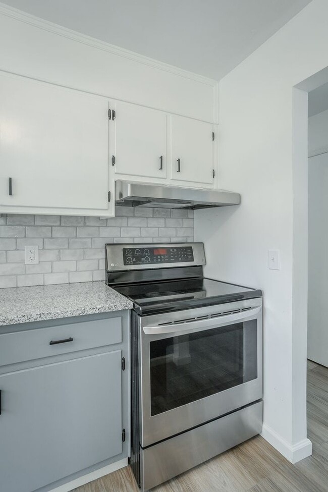 property at 1364 Meadowood Dr
