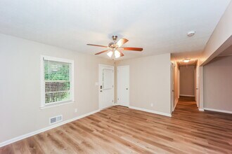 5037 Central Church Rd in Douglasville, GA - Foto de edificio - Building Photo