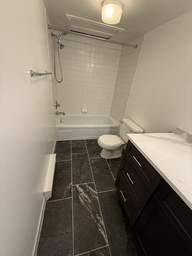 96 Candlewood Dr in South Windsor, CT - Foto de edificio - Building Photo