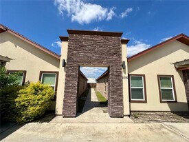 11 Valeria St in Edinburg, TX - Building Photo