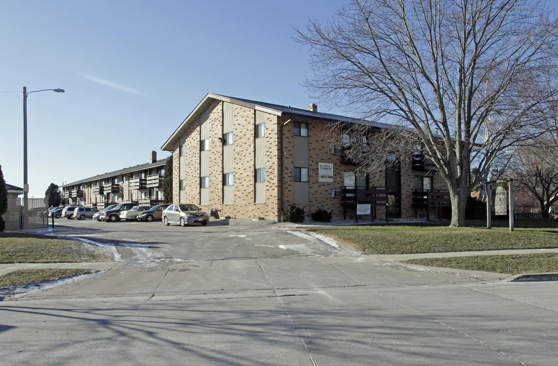 Whitnall Garden Apartments in St. Francis, WI - Building Photo